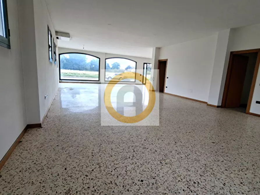 Immagine 9 di Negozio in affitto  a Rosà