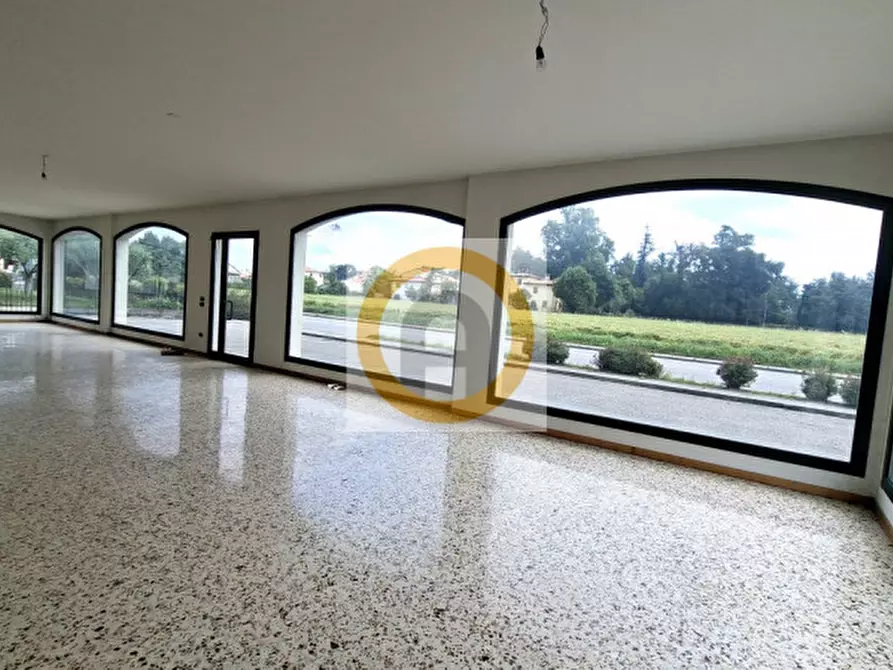 Immagine 11 di Negozio in affitto  a Rosà
