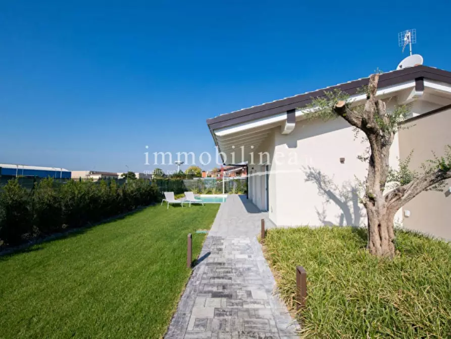 Immagine 2 di Villa in vendita  in Via Pozze a Castelnuovo Del Garda