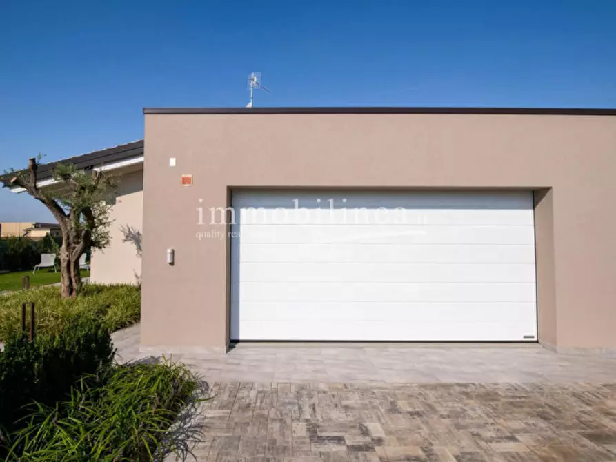 Immagine 3 di Villa in vendita  in Via Pozze a Castelnuovo Del Garda