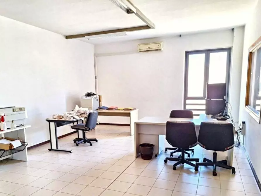 Immagine 3 di Capannone industriale in vendita  in Zona Industriale Macchiarededu , Uta CA, Italia a Uta