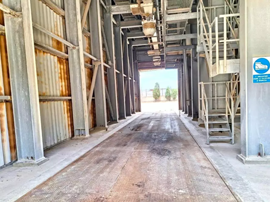 Immagine 21 di Capannone industriale in vendita  in Zona Industriale Macchiarededu , Uta CA, Italia a Uta