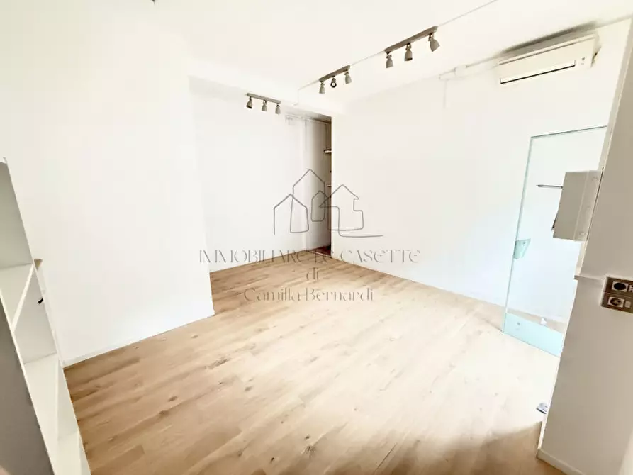 Immagine 1 di Negozio in affitto  in Via Francesco Bonafede a Padova