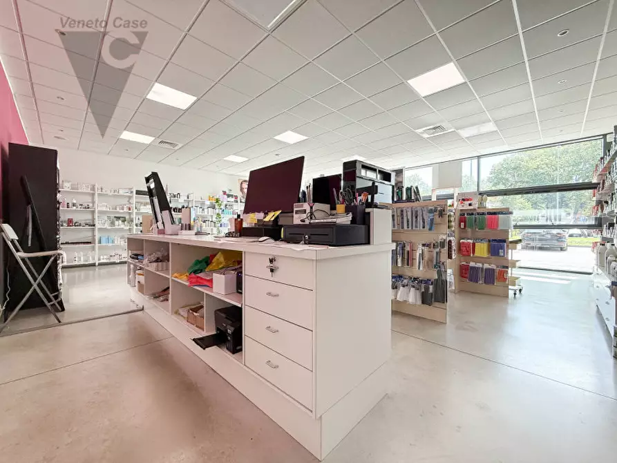 Immagine 8 di Negozio in vendita  a Noventa Padovana