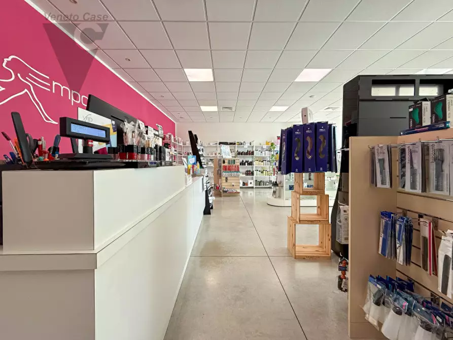 Immagine 9 di Negozio in vendita  a Noventa Padovana