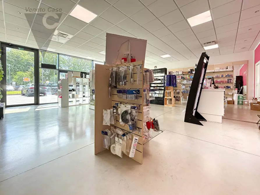 Immagine 10 di Negozio in vendita  a Noventa Padovana