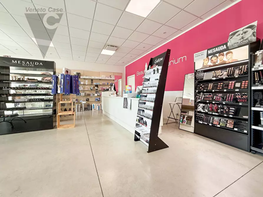 Immagine 11 di Negozio in vendita  a Noventa Padovana