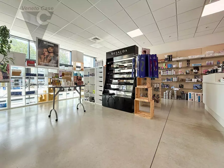 Immagine 12 di Negozio in vendita  a Noventa Padovana