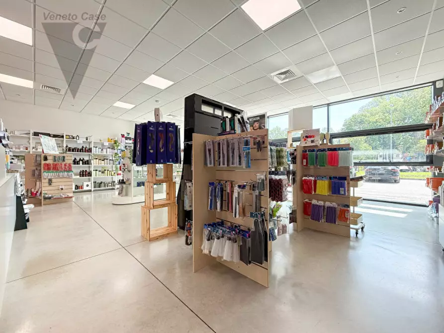 Immagine 13 di Negozio in vendita  a Noventa Padovana