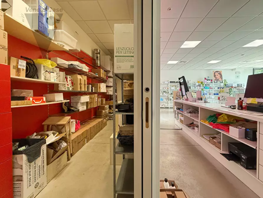 Immagine 14 di Negozio in vendita  a Noventa Padovana