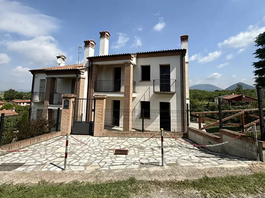 Immagine 2 di Casa bifamiliare in vendita  in Via Ca' Bianche a Baone