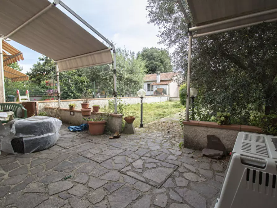 Immagine 2 di Villetta a schiera in vendita  a Prato