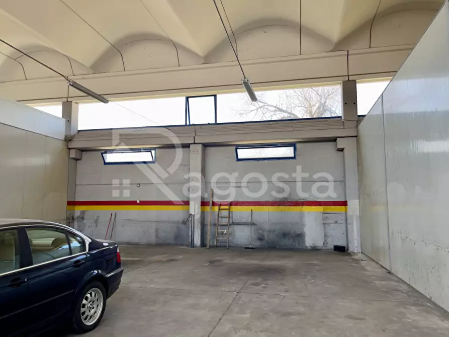 Immagine 2 di Capannone industriale in affitto  in Via Tommaso Caruto a Salerno