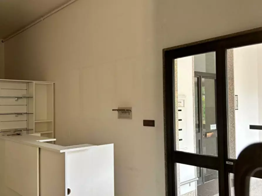 Immagine 2 di Negozio in affitto  a Montebelluna