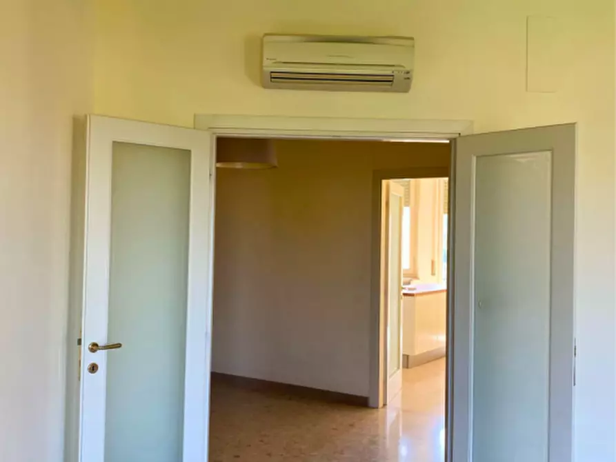 Immagine 6 di Appartamento in vendita  in Viale Paolo Toschi a Parma