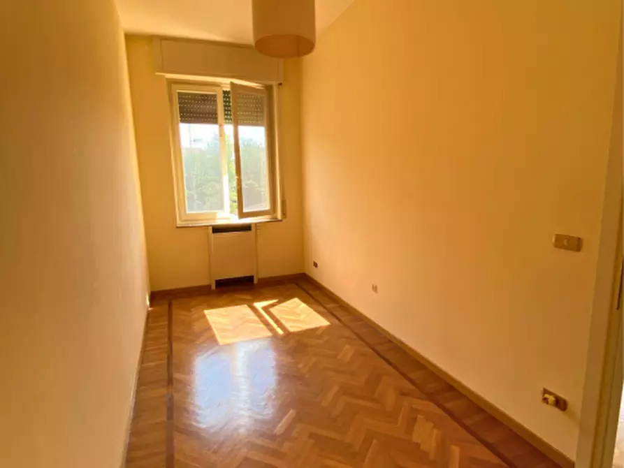 Immagine 16 di Appartamento in vendita  in Viale Paolo Toschi a Parma