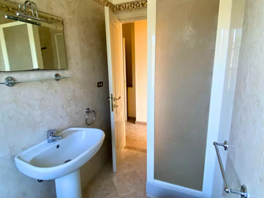 Immagine 19 di Appartamento in vendita  in Viale Paolo Toschi a Parma