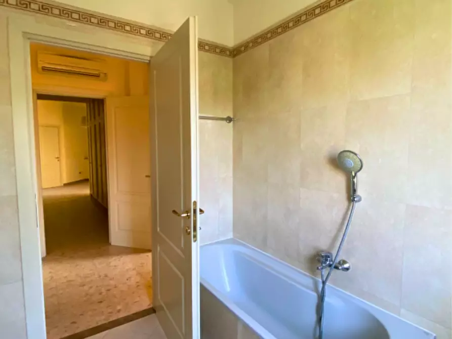 Immagine 20 di Appartamento in vendita  in Viale Paolo Toschi a Parma