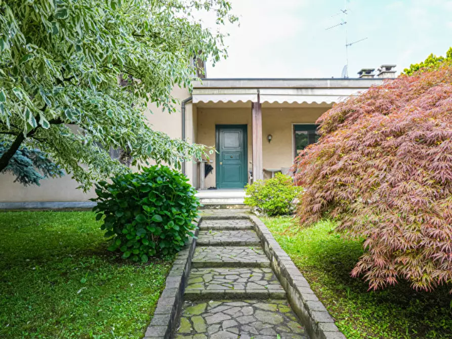 Immagine 2 di Villa in vendita  in vIA eUROPA 23 a Vedano Al Lambro