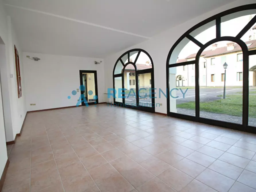 Immagine 1 di Negozio in vendita  a Zanè