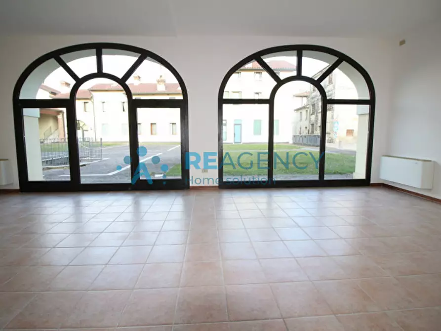 Immagine 2 di Negozio in vendita  a Zanè