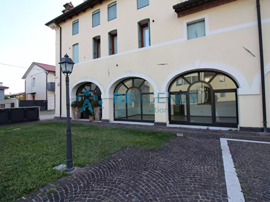 Immagine 11 di Negozio in vendita  a Zanè