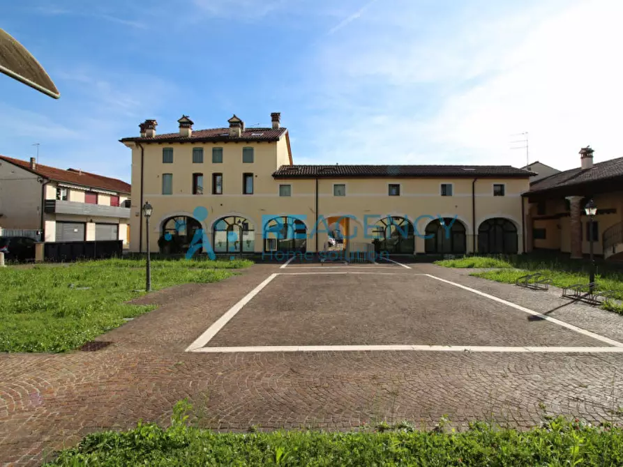 Immagine 14 di Negozio in vendita  a Zanè