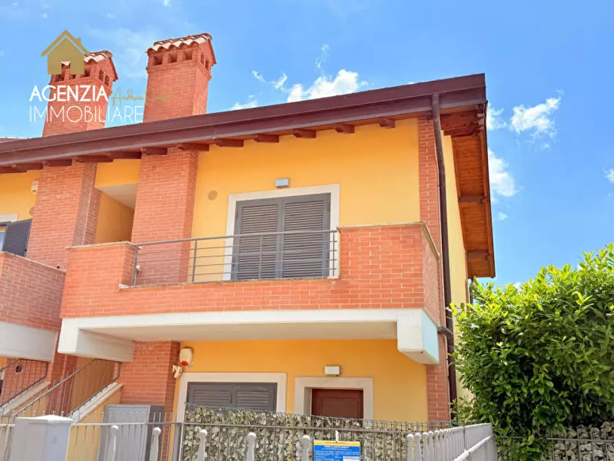 Immagine 1 di Appartamento in vendita  in via dei salici a Rocca Di Papa