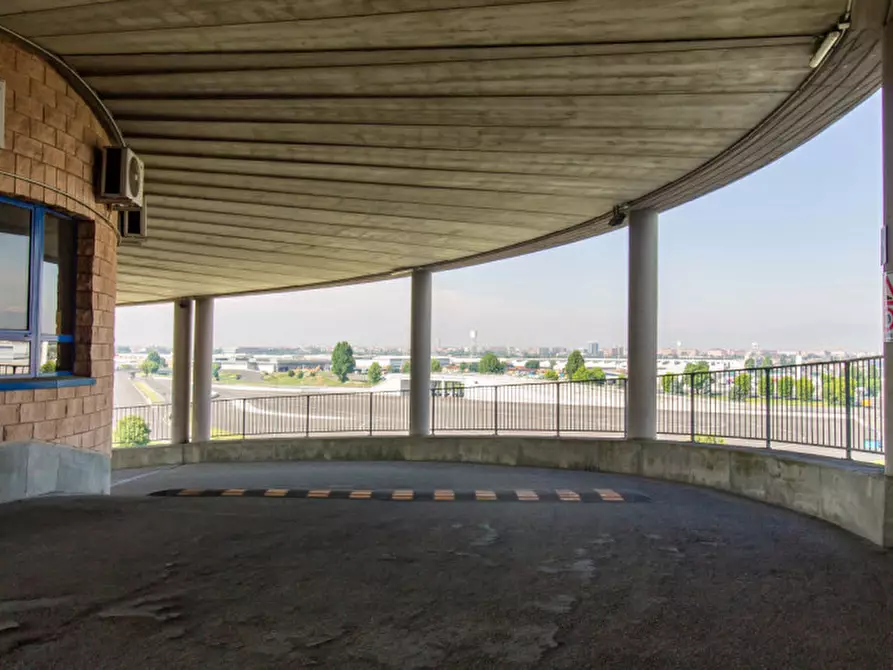 Immagine 2 di Laboratorio in vendita  in Strada della Cebrosa 86 a Torino