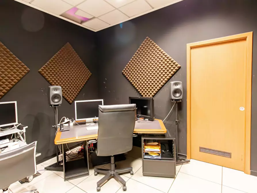 Immagine 9 di Laboratorio in vendita  in Strada della Cebrosa 86 a Torino