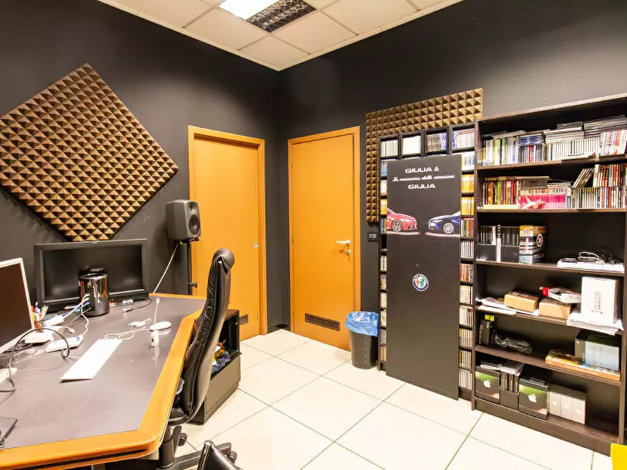 Immagine 10 di Laboratorio in vendita  in Strada della Cebrosa 86 a Torino