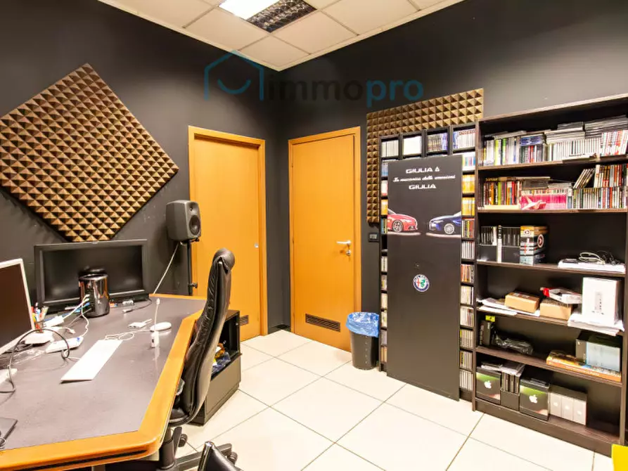 Immagine 10 di Ufficio in vendita  in Strada della Cebrosa 86 a Torino