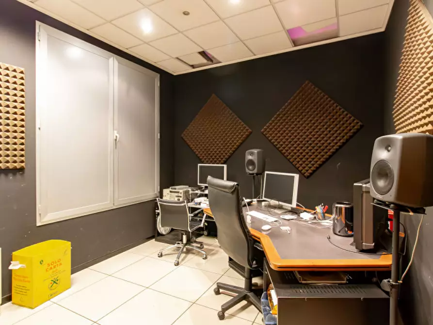 Immagine 11 di Laboratorio in vendita  in Strada della Cebrosa 86 a Torino