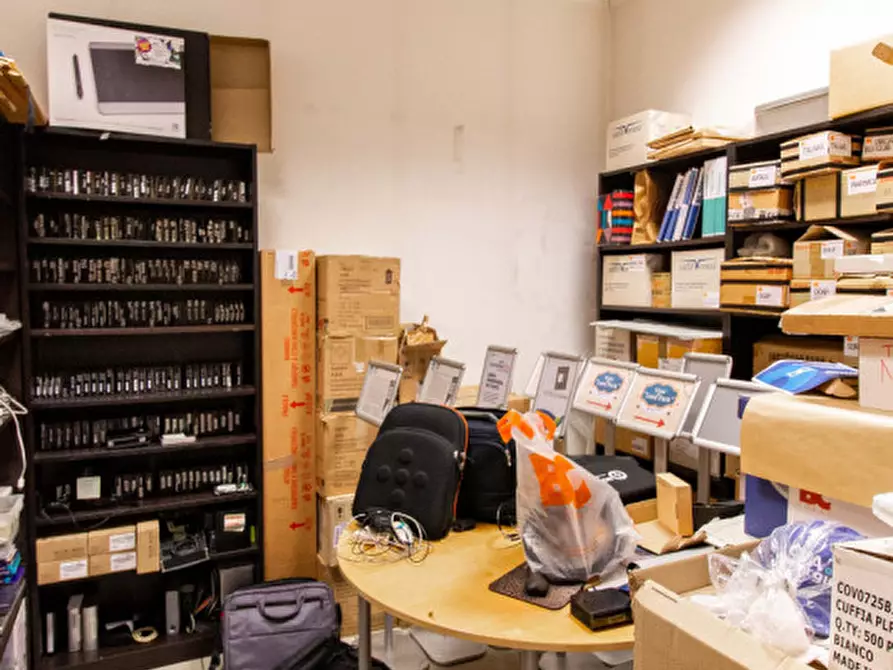 Immagine 19 di Laboratorio in vendita  in Strada della Cebrosa 86 a Torino