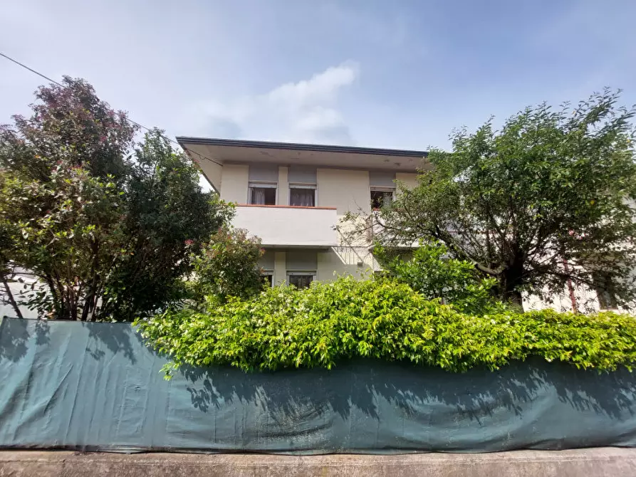 Immagine 2 di Casa bifamiliare in vendita  in Via Giovanni Pascoli  19 a Torrebelvicino