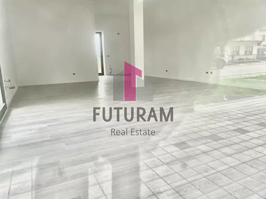 Immagine 2 di Negozio in vendita  a Dolo