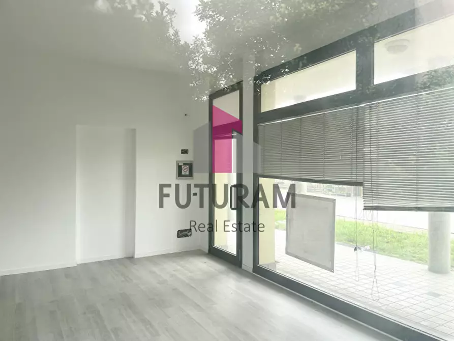 Immagine 9 di Negozio in vendita  a Dolo