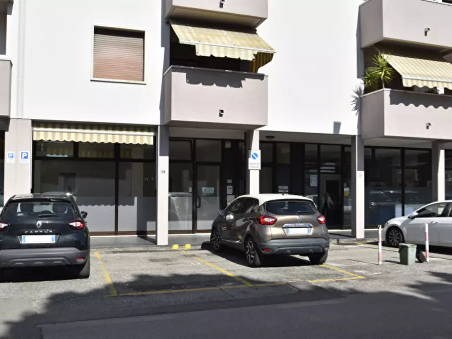 Immagine 2 di Negozio in affitto  in Via V. Betteloni 14 a Bussolengo