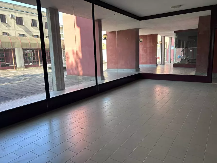Immagine 7 di Negozio in vendita  in Piazzale Marchesi Lalatta a Sorbolo Mezzani