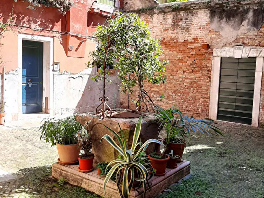 Immagine 2 di Palazzo in vendita  in sestriere san polo a Venezia