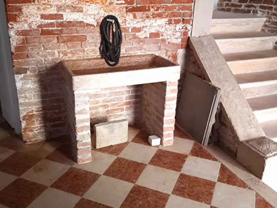 Immagine 25 di Palazzo in vendita  in sestriere san polo a Venezia