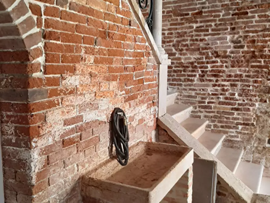 Immagine 35 di Palazzo in vendita  in sestriere san polo a Venezia