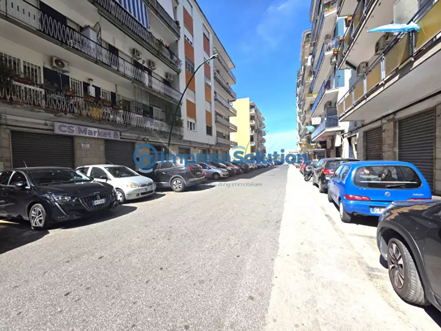 Immagine 1 di Negozio in affitto  in via Raffaele Caravaglios a Napoli