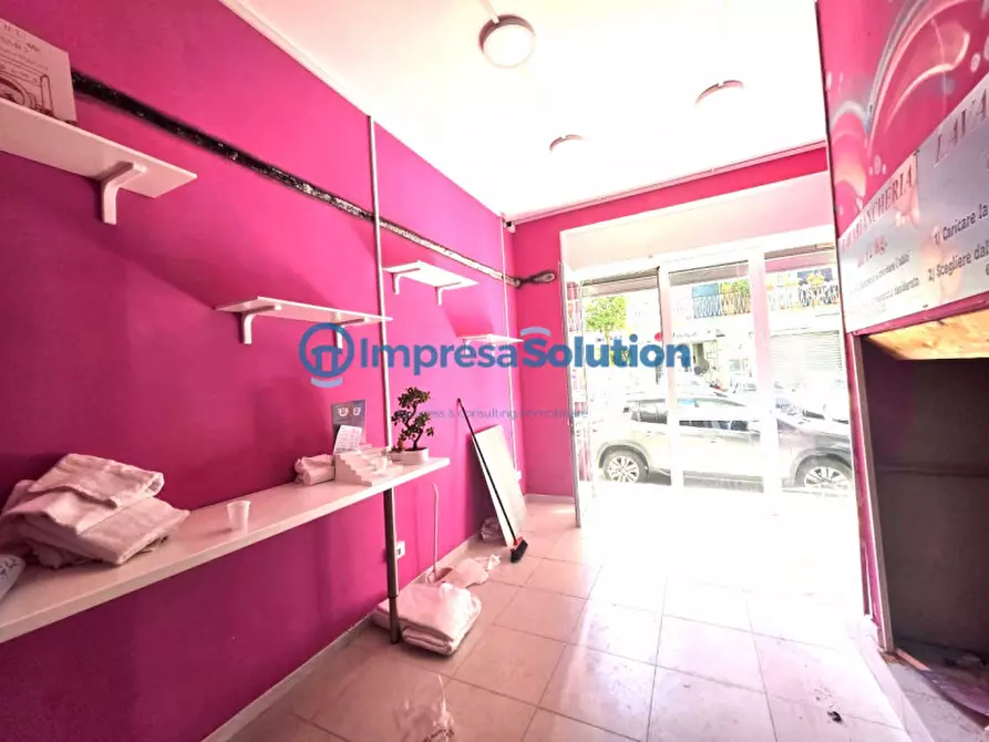 Immagine 8 di Negozio in affitto  in via Raffaele Caravaglios a Napoli