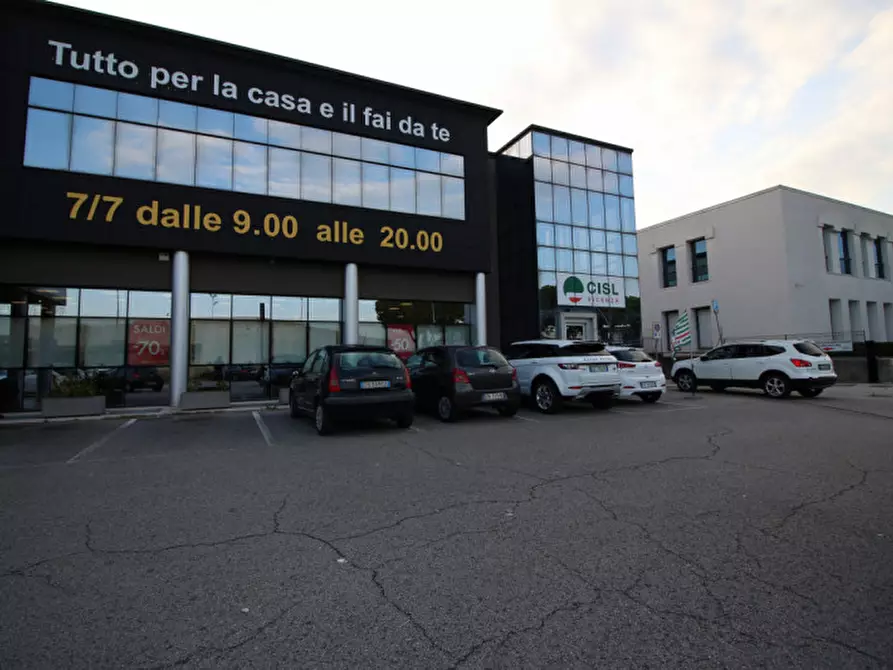 Immagine 24 di Ufficio in affitto  in Via Gombe a Thiene