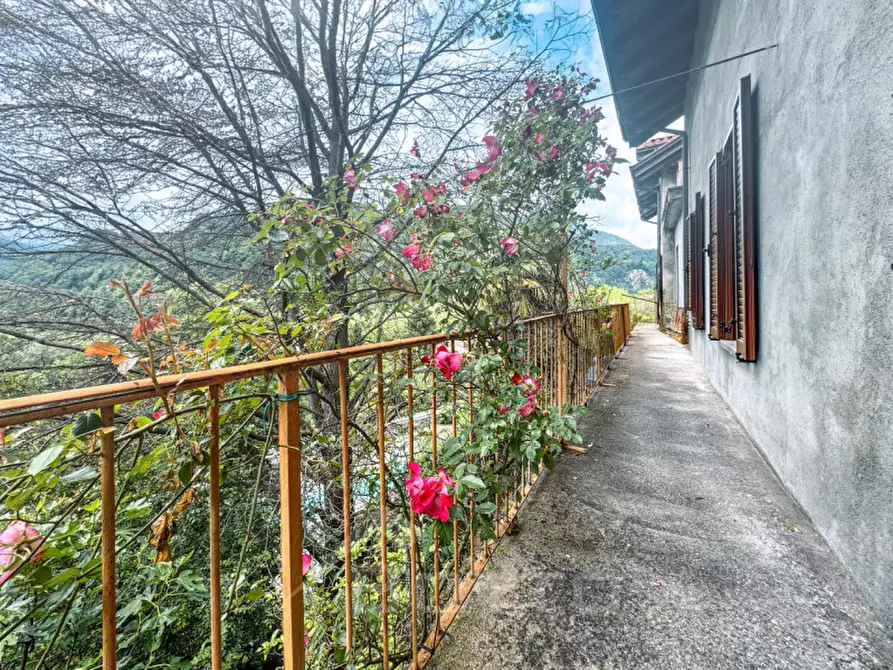 Immagine 8 di Villa in vendita  in Via Fratelli Varalli 3a a Varallo
