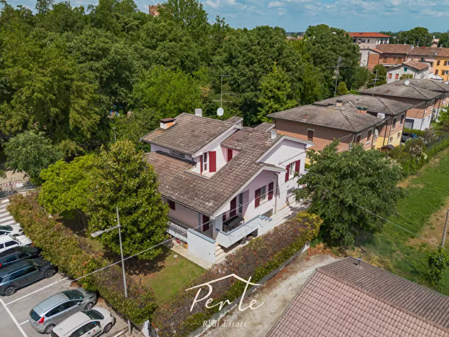 Immagine 1 di Villa in vendita  in viale goffredo mameli 12 a Reggiolo