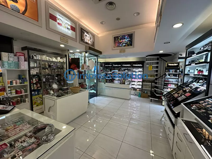 Immagine 14 di Negozio in affitto  in Corso Giuseppe Garibaldi a Napoli