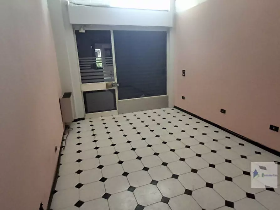 Immagine 2 di Negozio in affitto  in Via Volta 2 a Turbigo