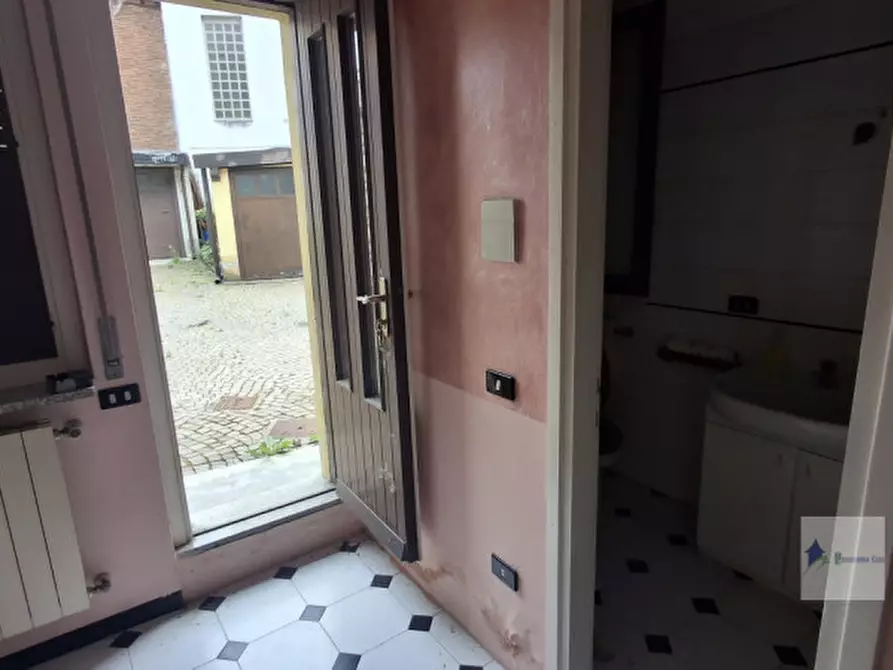 Immagine 6 di Negozio in affitto  in Via Volta 2 a Turbigo